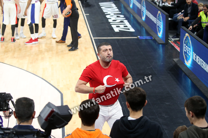 Anadolu Efes - CSKA Moskova finalinde Ergin Ataman ile Fenerbahçe taraftarları arasında büyük tartışma
