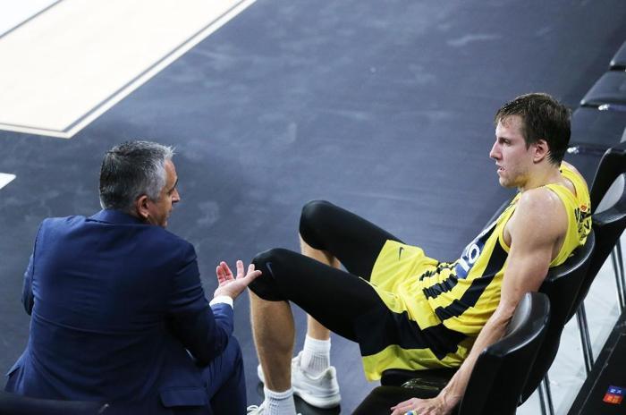 Başkan Ali Koç, Fenerbahçe Bekoyu ayakta alkışladı