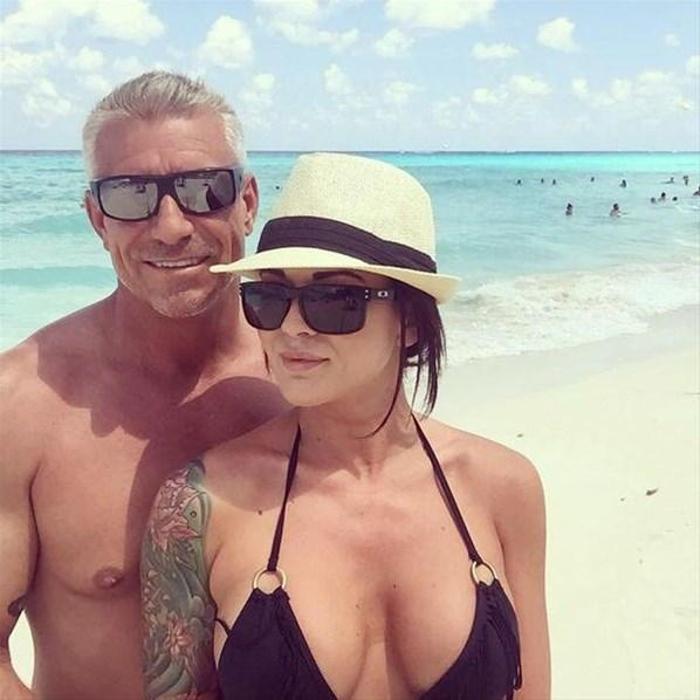 En yakın arkadaşının babasıyla evlendi