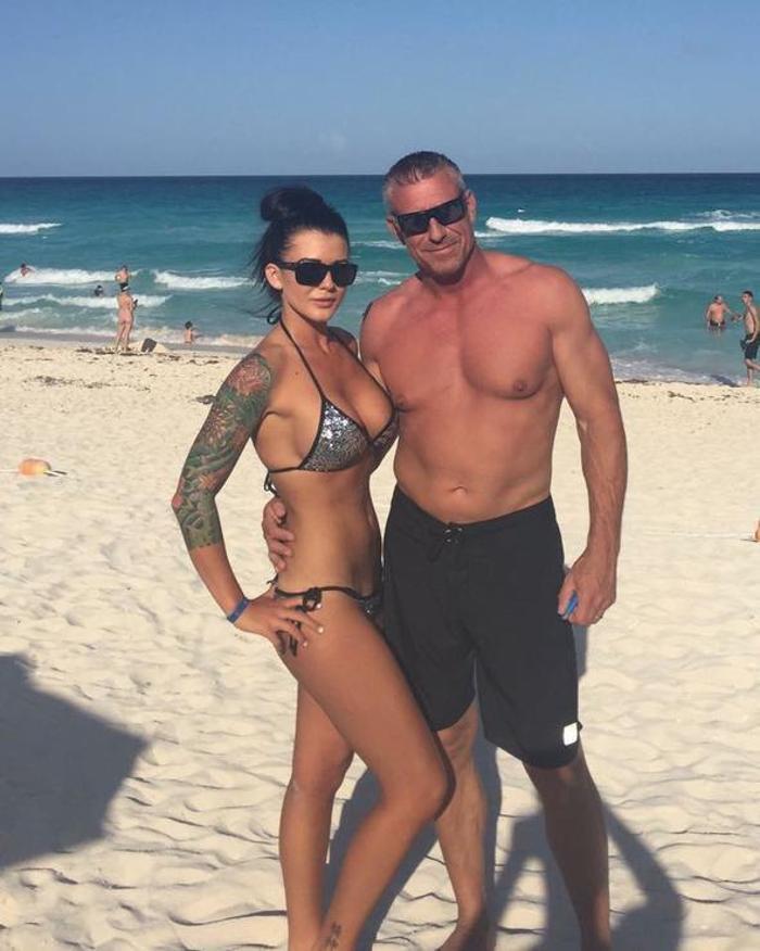 En yakın arkadaşının babasıyla evlendi