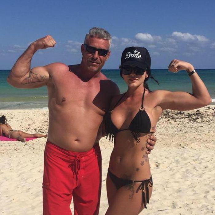 En yakın arkadaşının babasıyla evlendi