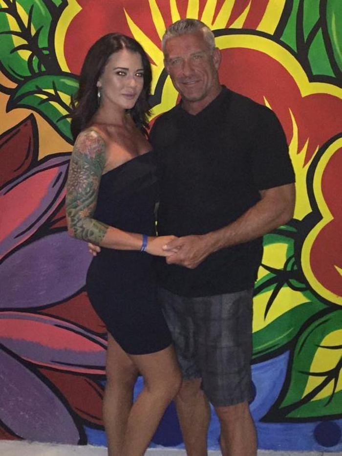 En yakın arkadaşının babasıyla evlendi