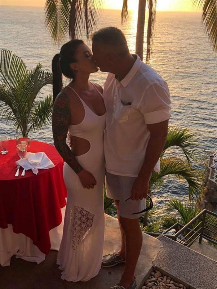 En yakın arkadaşının babasıyla evlendi