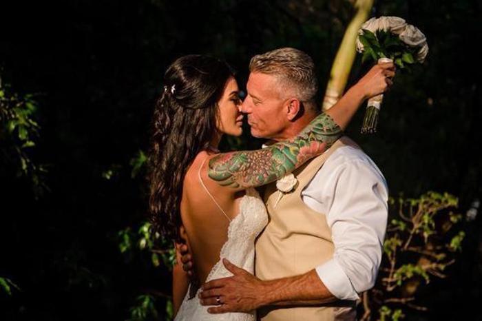 En yakın arkadaşının babasıyla evlendi