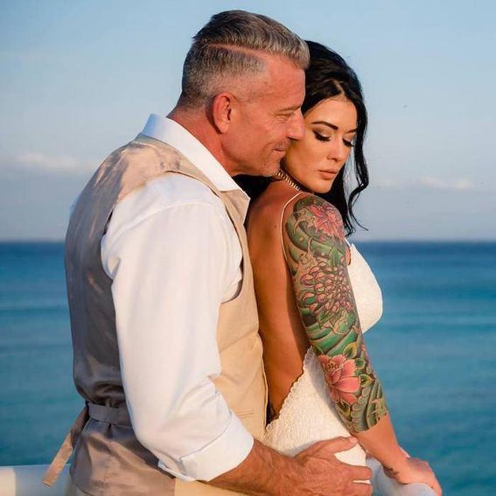 En yakın arkadaşının babasıyla evlendi