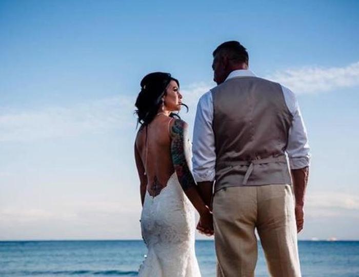 En yakın arkadaşının babasıyla evlendi