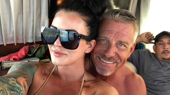 En yakın arkadaşının babasıyla evlendi