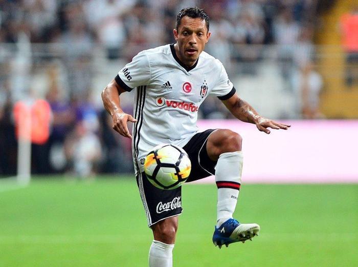 Beşiktaşın yıldız ismi Adriano hakkında bomba transfer iddiası