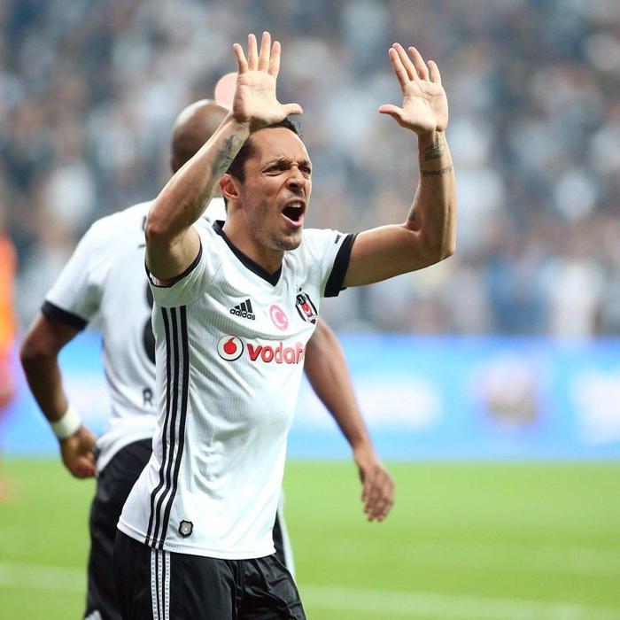 Beşiktaşın yıldız ismi Adriano hakkında bomba transfer iddiası