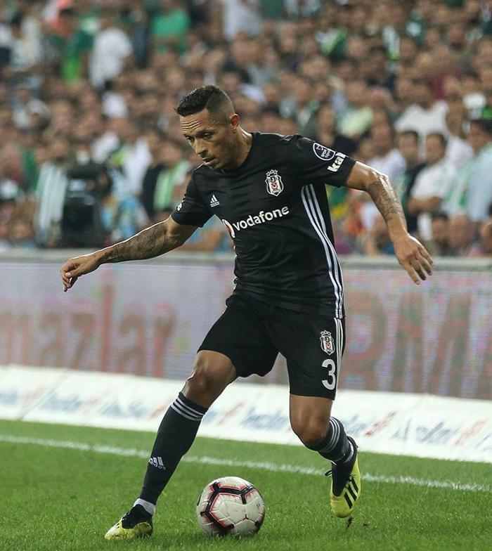 Beşiktaşın yıldız ismi Adriano hakkında bomba transfer iddiası