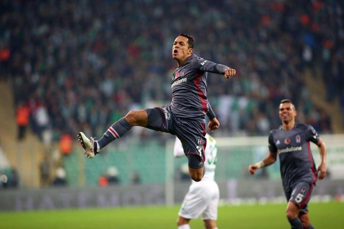 Beşiktaşın yıldız ismi Adriano hakkında bomba transfer iddiası