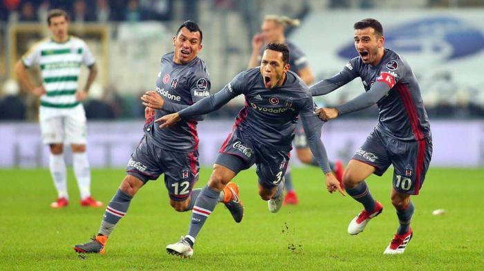 Beşiktaşın yıldız ismi Adriano hakkında bomba transfer iddiası