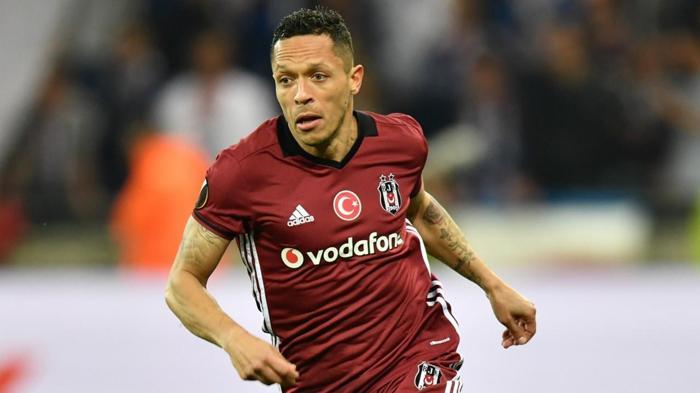 Beşiktaşın yıldız ismi Adriano hakkında bomba transfer iddiası