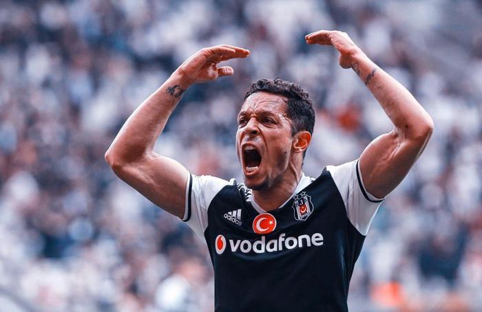 Beşiktaşın yıldız ismi Adriano hakkında bomba transfer iddiası