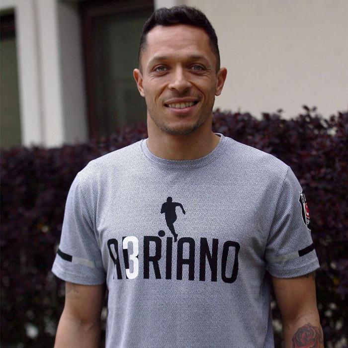 Beşiktaşın yıldız ismi Adriano hakkında bomba transfer iddiası