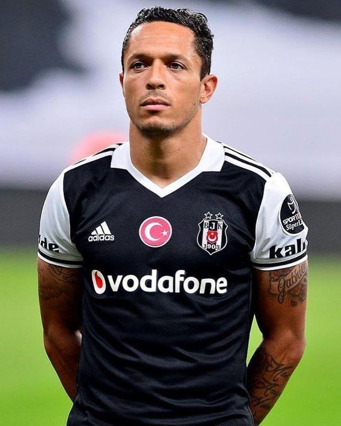 Beşiktaşın yıldız ismi Adriano hakkında bomba transfer iddiası