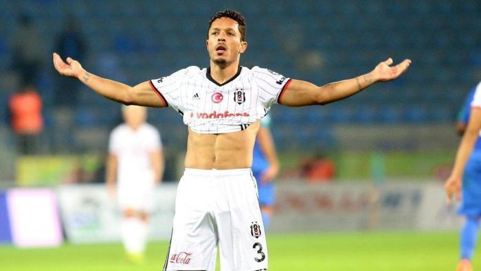 Beşiktaşın yıldız ismi Adriano hakkında bomba transfer iddiası