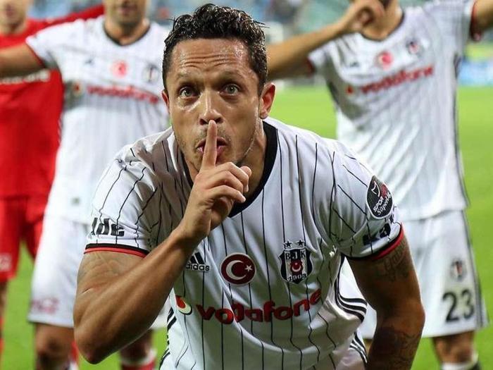 Beşiktaşın yıldız ismi Adriano hakkında bomba transfer iddiası
