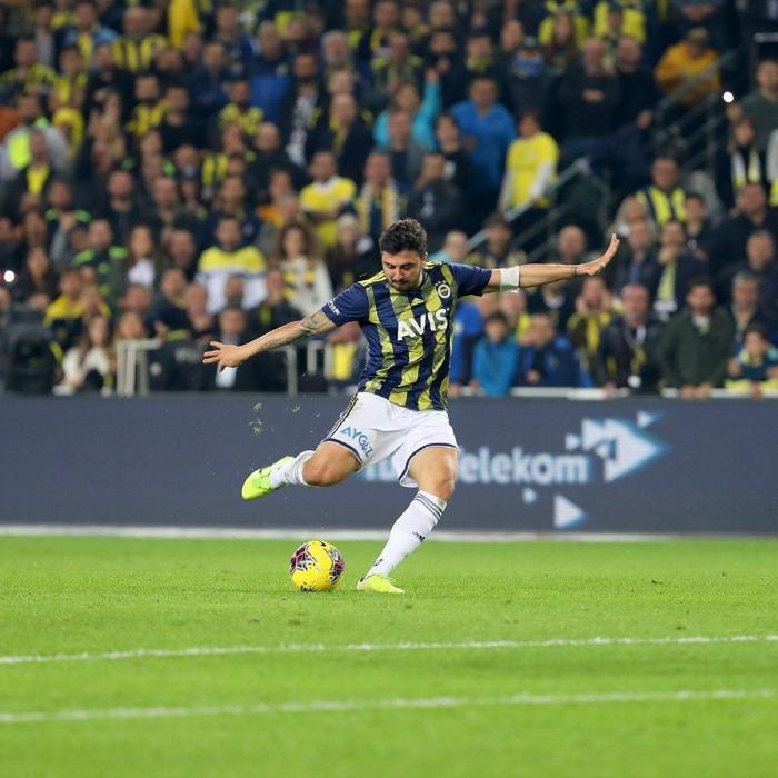 Ozan Tufan, Fenerbahçe-Beşiktaş derbisinin önüne geçti