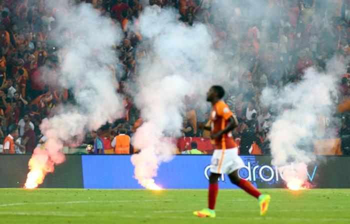 Taraftarların üzerinden bakın neler çıktı