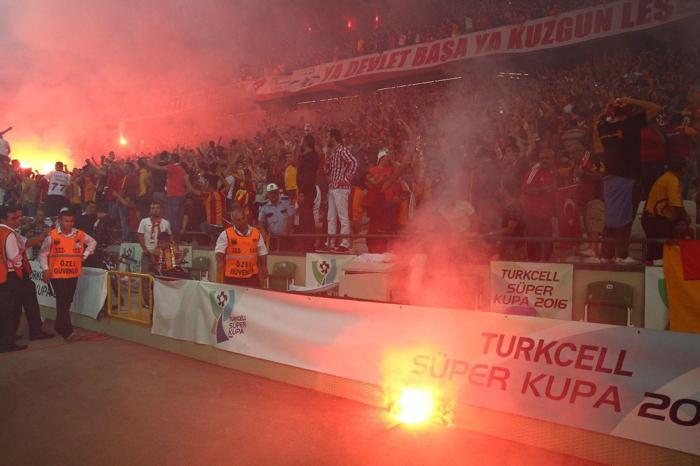 Taraftarların üzerinden bakın neler çıktı