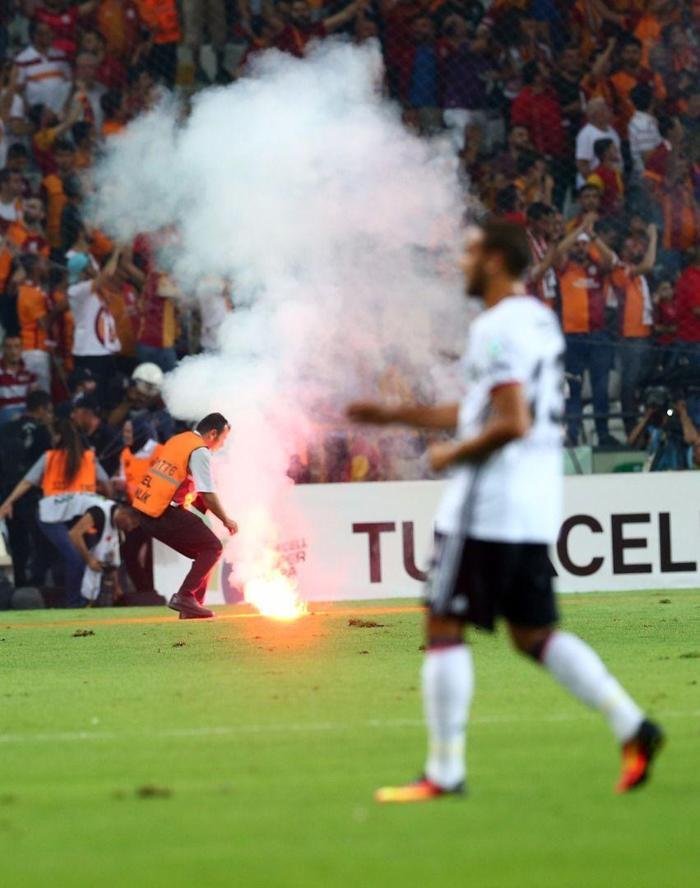 Taraftarların üzerlerinden bakın neler çıktı