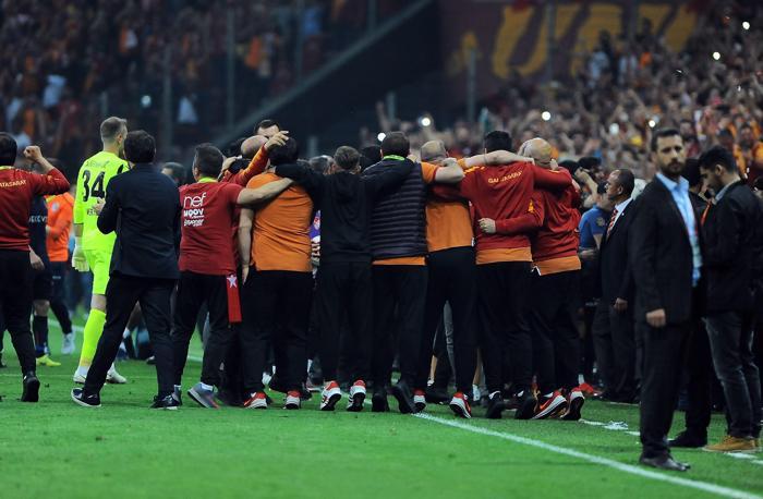 Galatasarayın şampiyonluğu sonrası Türk Telekom alev aldı