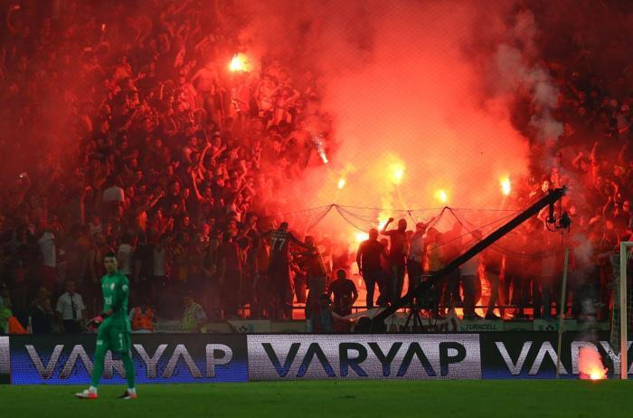 Taraftarların üzerlerinden bakın neler çıktı