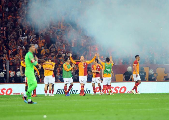 Galatasarayın şampiyonluğu sonrası Türk Telekom alev aldı