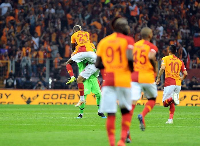 Galatasaray şampiyon oldu taraftar çılgına döndü