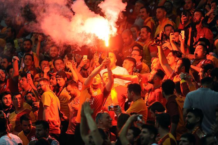 Galatasaray şampiyon oldu taraftar çılgına döndü