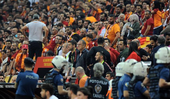 Galatasaray şampiyon oldu taraftar çılgına döndü