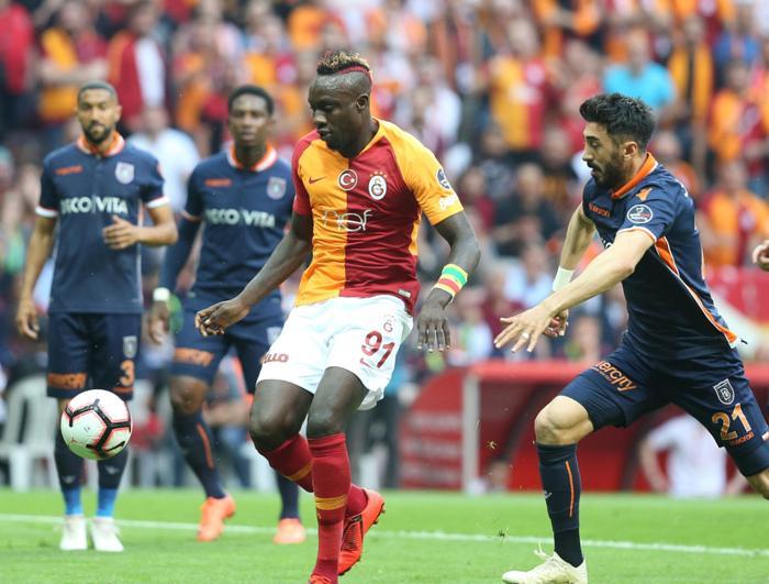 Galatasaray - Başakşehir maçında büyük olay Ortalık karıştı...