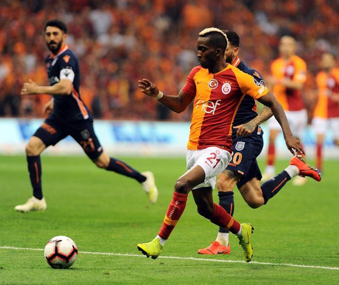 Galatasaray - Başakşehir maçında büyük olay Ortalık karıştı...