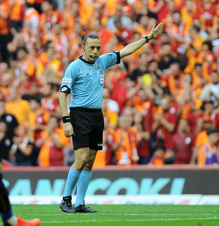 Galatasaray - Başakşehir maçında büyük olay Ortalık karıştı...
