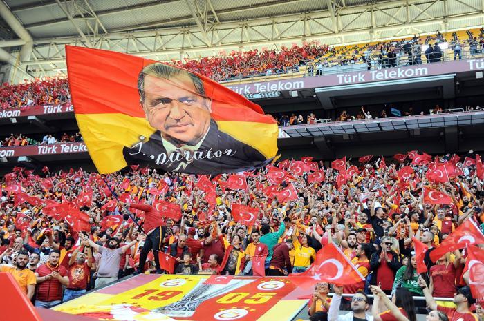 Galatasaray - Başakşehir maçında büyük olay Ortalık karıştı...