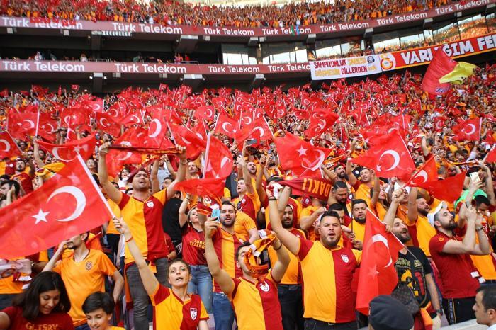 Galatasaray - Başakşehir maçında büyük olay Ortalık karıştı...