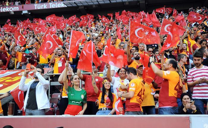 Galatasaray - Başakşehir maçında büyük olay Ortalık karıştı...