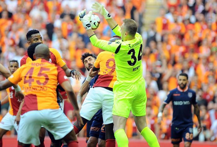 Galatasaray - Başakşehir maçında büyük olay Ortalık karıştı...