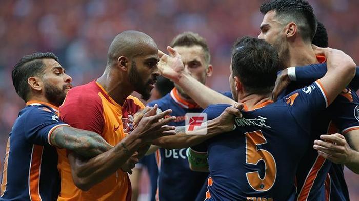 Galatasaray - Başakşehir maçında büyük olay Ortalık karıştı...