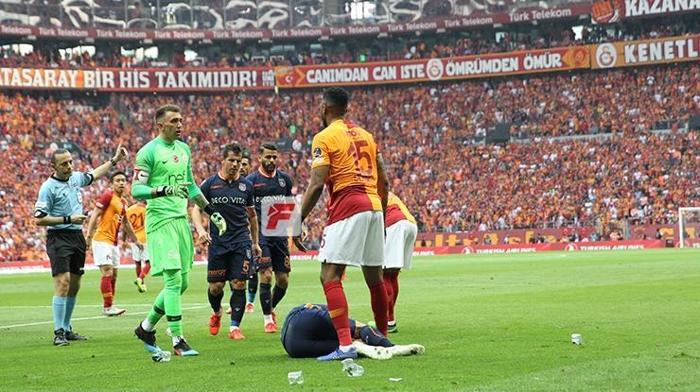 Galatasaray - Başakşehir maçında büyük olay Ortalık karıştı...