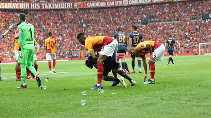 Galatasaray - Başakşehir maçında büyük olay Ortalık karıştı...