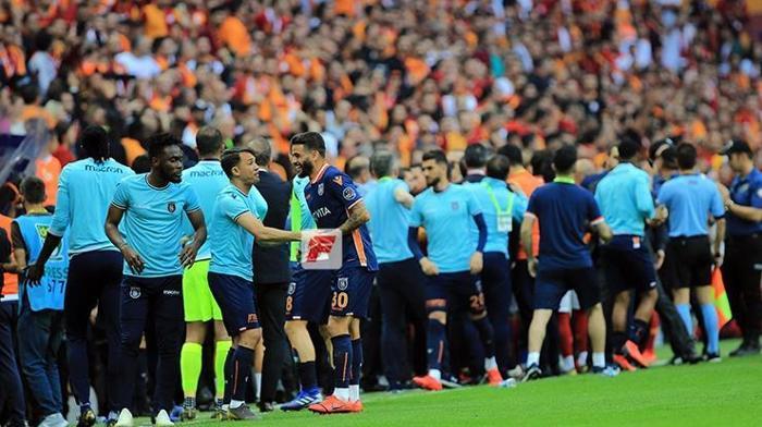 Galatasaray - Başakşehir maçında büyük olay Ortalık karıştı...