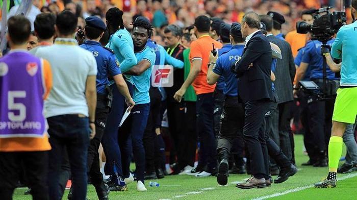 Galatasaray - Başakşehir maçında büyük olay Ortalık karıştı...