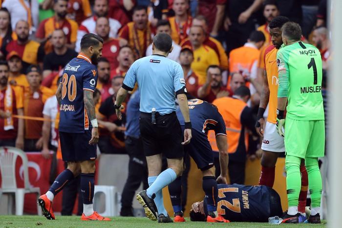 Galatasaray - Başakşehir maçında büyük olay Ortalık karıştı...