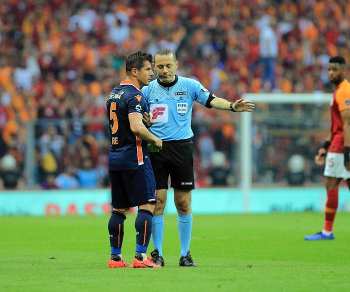 Galatasaray - Başakşehir maçında büyük olay Ortalık karıştı...