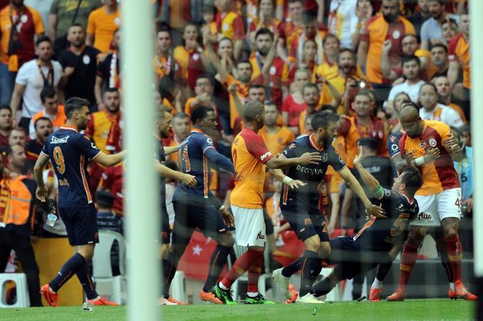 Galatasaray - Başakşehir maçında büyük olay Ortalık karıştı...