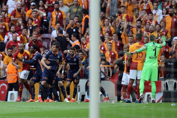 Galatasaray - Başakşehir maçında büyük olay Ortalık karıştı...