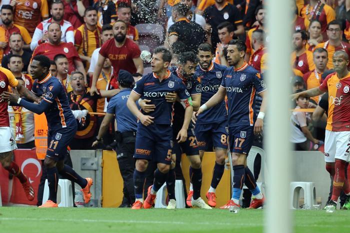 Galatasaray - Başakşehir maçında büyük olay Ortalık karıştı...