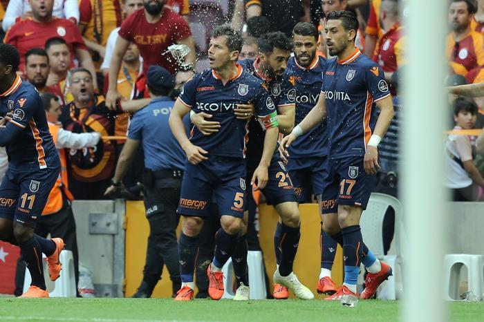 Galatasaray - Başakşehir maçında büyük olay Ortalık karıştı...